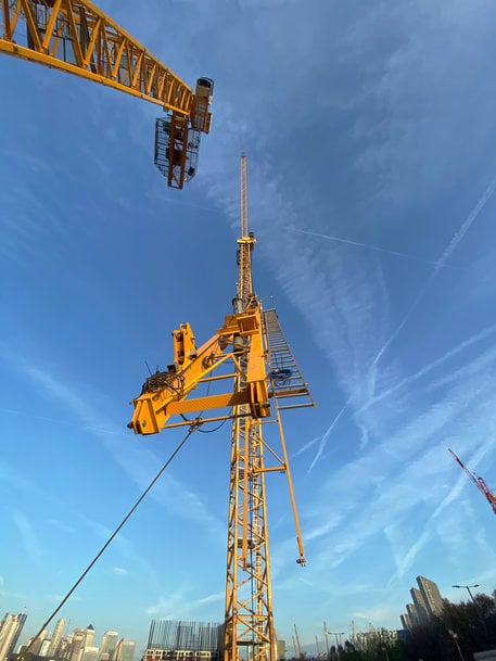 Premier montage mondial de la grue à tour à flèche relevable MR 229 de Potain à Londres, au Royaume-Uni 